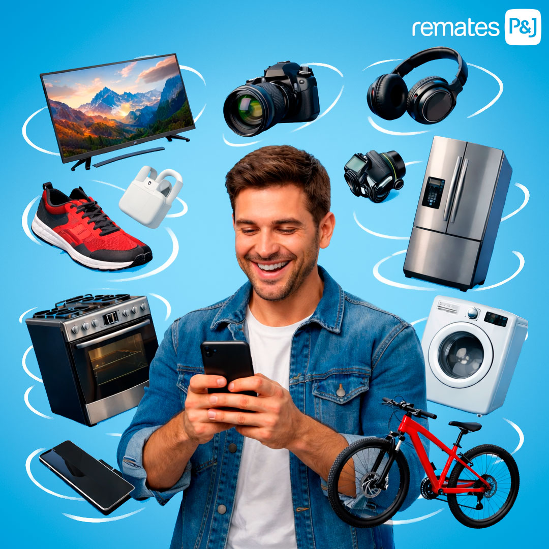 Hombre feliz viendo un celular,rodeado de productos de remates