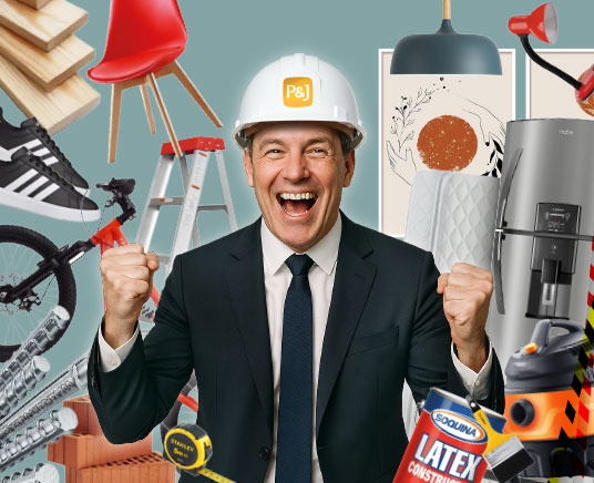 cliente feliz rodeado de productos de retail para remate online